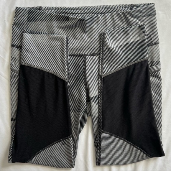 ATHLETA striped leggings. Gray and black size small. Pockets, hidden zipper - Picture 7 of 11